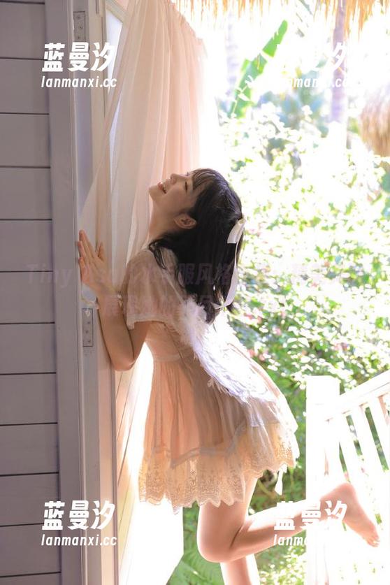 Tiny Asa的水手服风格合集：精美美图展现她的无尽个性.txt